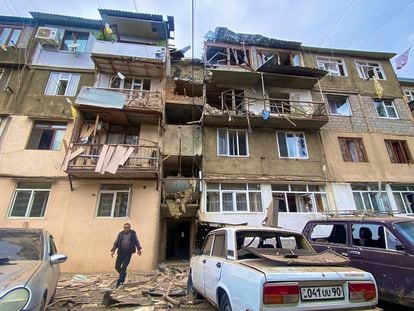 Fachada de un edificio atacado por las fuerzas azerbaiyanas, este martes en Stepnakert, en Nagorno Karabaj.