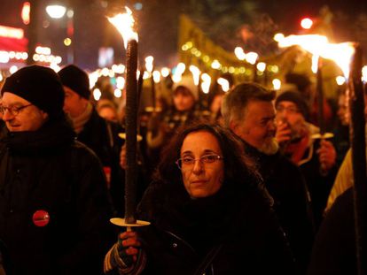 Manifestantes protestan con antorchas contra la reforma de las pensiones, el 23 de enero en París.