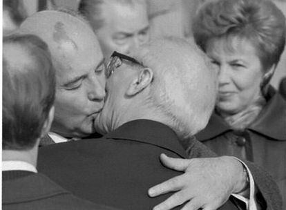 Mijaíl Gorbachov besa al dirigente de la RDA Erich Honecker durante una visita oficial a Berlín Este, en octubre de 1989.