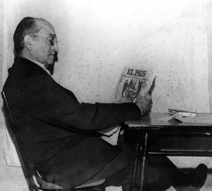 Antonio María Oriol leyendo EL PAÍS en uno de los pisos en los que estuvo cautivo durante su secuestro.