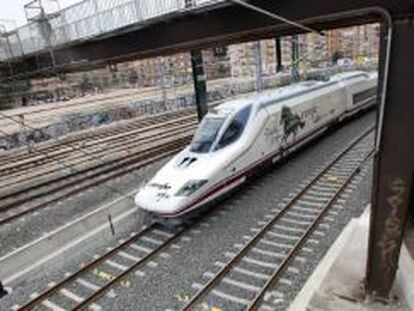El AVE, en la imagen a su paso por Valencia, llega a Girona el 9 de enero.