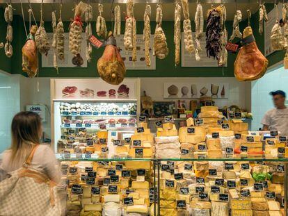 Mostrador de quesos en el establecimiento de Eataly en Nueva York. 