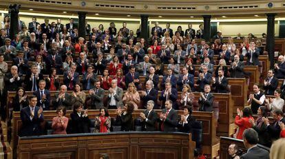 Aplauso de la bancada socialista a Pedro Sánchez tras su última intervención en la sesión de investidura de este domingo.