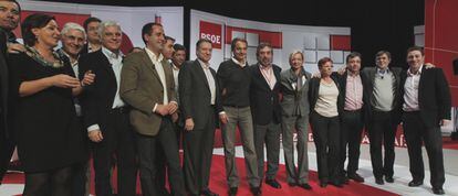 El presidente del Gobierno, José Luis Rodríguez Zapatero, en la foto de familia con los barones del partido tras la clausura de la convención autonómica.