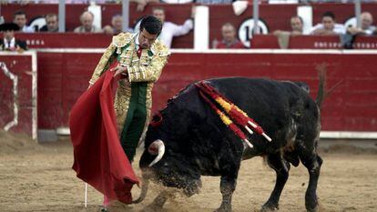 Emilio de Justo, en el inicio de un pase de pecho.