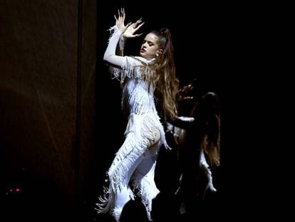 Rosalía da palmas durante su actuación en la gala de los Grammy en Los Ängeles.