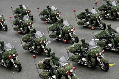 Agentes de la policía militar de Taiwán desfilan durante el Día Nacional frente al Palacio Presidencial en Taipei.