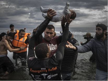 Refugiados que acaban de alcanzar las costas de la isla griega de Lesbos. La imagen forma parte de una serie del fotógrafo Santi Palacios, ha sido galardonado por la Asociación Nacional de Informadores Gráficos de Prensa y Televisión.