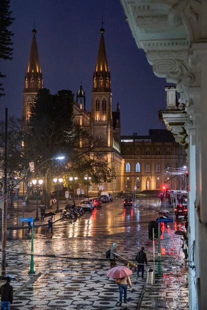 Catedral de Nuestra Señora de la Luz de los Pinos, centro espiritual de una ciudad conservadora como es Curitiba.