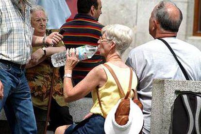 n la foto,una turista se hidrata con agua durante su visita a la ciudad de Toledo .