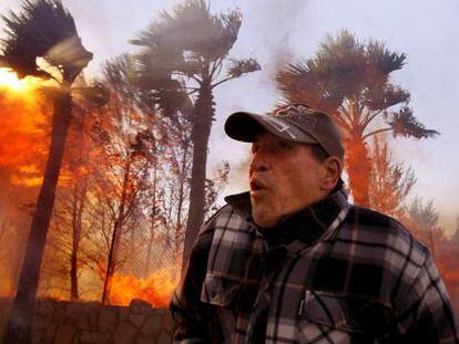 Un vecino intenta acceder a su casa incendiada en el municipio de La Nucia (Alicante) en un incendio en 2009.