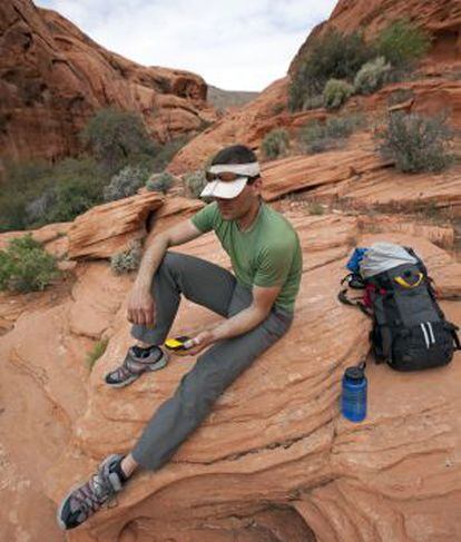 Un excursionista usando un GPS en Red Rocks Canyon, cerca de Las Vegas (EE UU).