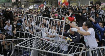La Policía de Hong Kong desaloja parcialmente las barricadas.