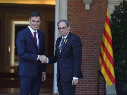 Pedro Sánchez estrecha la mano de Quin Torra en La Moncloa.