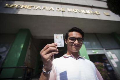 Alfredo (17 años) muestra su licencia recién sacada, este martes