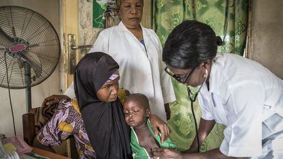 Adamu Sale, de dos años, sospechoso de padecer sarampión y neumonía, es tratado por trabajadores de la salud mientras su madre, Aisha Sale, lo retiene en una clínica de salud en Yola, en el estado de Adamawa, al noreste de Nigeria.