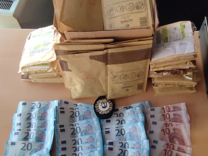 Parte de los billetes falsos que tenía el detenido preparados para su envío.
