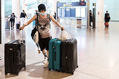 Llegada de los primeros vuelos a la T-1 del aeropuerto de Barcelona tras la apertura de fronteras.