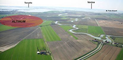 Foto aérea de la región septentrional de la laguna de Venecia e indicación del lugar donde se levantaba la vieja Altinum