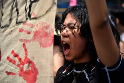Una manifestante grita consignas durante la marcha.