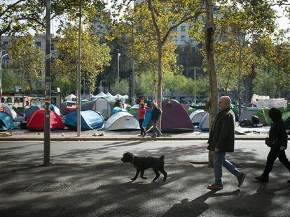 Exterior del colegio electoral, donde se encuentra la acampada de estudiantes en la plaza Universitat.