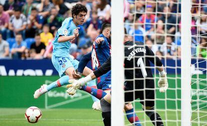 Camello remata a puerta durante el Levante-Atlético.