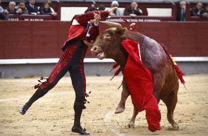 Morenito de Aranda result&oacute; prendido al entrar a matar al segundo toro.