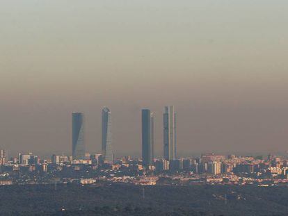 Imagen de la "boina" de contaminación, ayer, sobre la ciudad de Madrid. En vídeo, la rueda de prensa para informar sobre las medidas contra la polución.