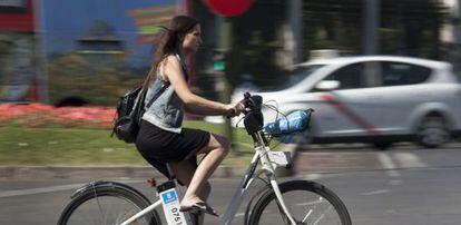 Un usuario utiliza una bici de alquiler &#039;Bici-mad&#039; en el centro.