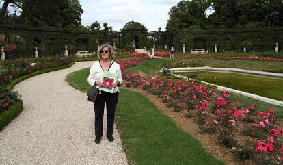 Matilde Ferrer en la rosaleda de L'Hay-les-Roses, cerca de París.