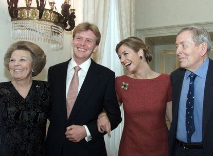 El 30 de marzo de 2001, y a pesar de la polémica generada por la relación, la reina Beatriz anunciaba de manera oficial el compromiso de la pareja en el palacio Real de Noordeinde (La Haya), y pedía a los medios que les dejaran tranquilos para que pudieran conocerse. Un día en el que solo estuvieron flanqueados por los padres del novio, y Máxima, entoces de 30 años, se atrevió a dar su primer pequeño discurso en holandés.