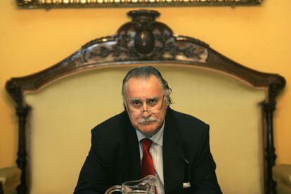 El alcalde de Bilbao posa durante una entrevista en su despacho en el 2006.