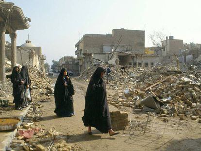Un grupo de mujeres camina entre las ruinas de sus hogares durante la guerra del Golfo, en Bagdag (Irak), en febrero de 1991.