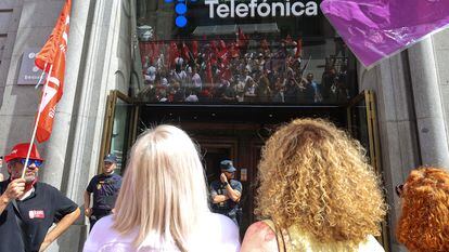 Protesta de teleoperadores el día 13 ante la sede de Telefónica en la Gran Vía de Madrid.