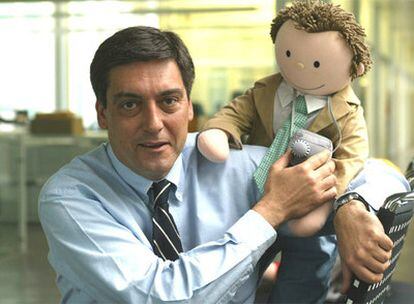 Félix Tena, presidente y fundador de Imaginarium, muestra un muñeco fabricado por la compañía aragonesa.