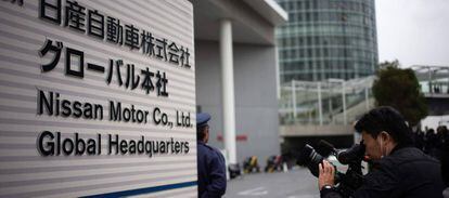 Periodistas esperan en el exterior de la sede de Nissan en Yokohama.