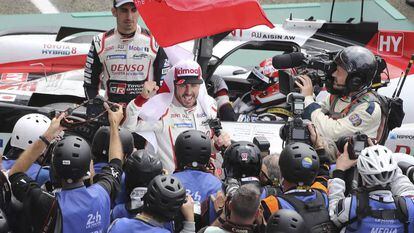 Fernando Alonso celebra su triunfo en las 24 horas de Le Mans.