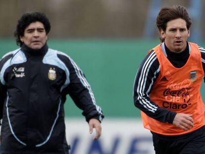 Messi y Maradona, en un entrenamiento de la selección argentina en 2009