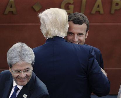 El presidente de EE UU, Donald Trump, abraza al presidente francés, Emmanuel Macron, durante el G-7 en Taormina. (AP Photo/Andrew Medichini)
