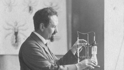 Rudolf Weigl en su laboratorio.