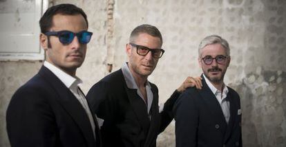Lapo Elkann, en el centro, junto a Giovanni Acconciagioco y Andrea Tessitore.