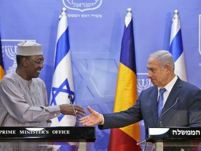 El primer ministro isarelí, Benjamín Netanyahu, saluda al presidente de Chad, Idriss Déby, el domingo en Jerusalén.
