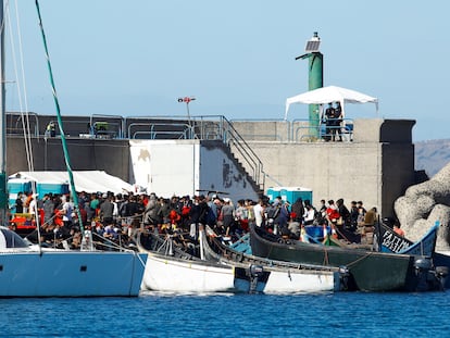 Migrantes en el muelle de Arguineguín.