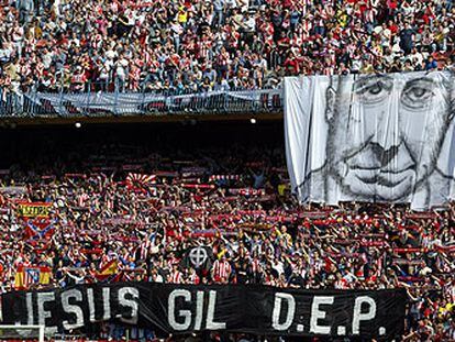 Una imagen gigante en recuerdo del fallecido Jesús Gil en el fondo sur del estadio Calderón.