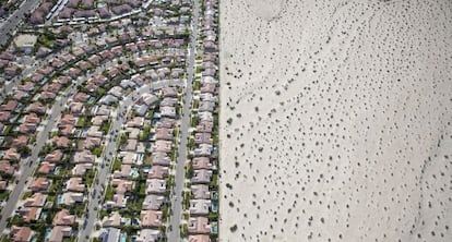 Desarrollo urbanístico junto al desierto, en Cathedral City, California, en plena sequía.