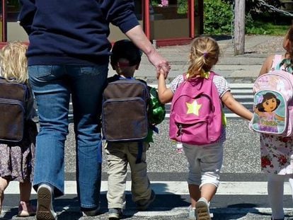 Cuatro niños se dirigen al colegio en Canarias.