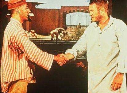 Dustin Hoffman, a la izquierda, y Steve McQueen, en una escena de la película <i>Papillon,</i> dirigida por Franklin J. Schaffner.