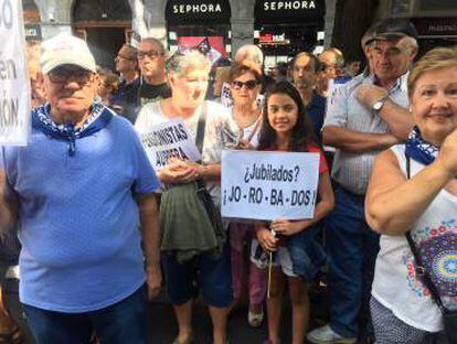 Izaro de once años junto a su abuela en la marcha de jubilados.