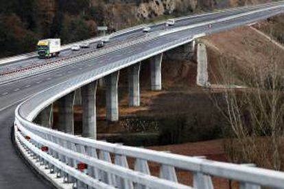 Vista del desdoblamiento del Eix Transversal (C-25), una autovía que atraviesa la Cataluña central entre Cervera (Lleida) y Caldes de Malavella (Girona), que ha supuesto una inversión de 752,4 millones de euros y que hoy ha sido inaugurada por el presidente de la Generalitat, Artur Mas.