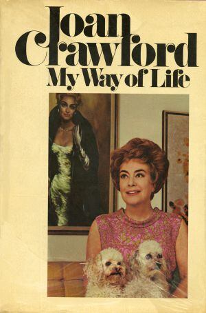 Joan Crawford posó para uno de sus libros de memorias ante uno de los retratos que le realizó Margaret Keane.